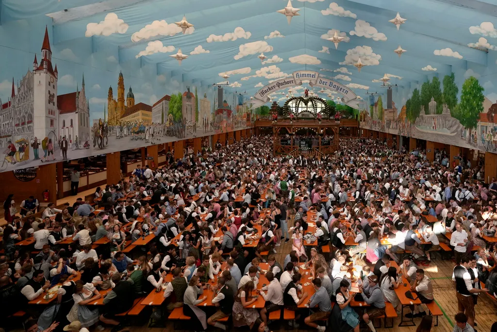sörünnep Oktobefest sör alkohol München  sörsátorban, miutá megnyílt az őszi müncheni sörfesztivál, a 188. Oktoberfest 2023. szeptember 16-án. Az október 3-ig tartó Oktoberfest a világ legnagyobb sörünnepe.
MTI/AP/Matthias Schrader 