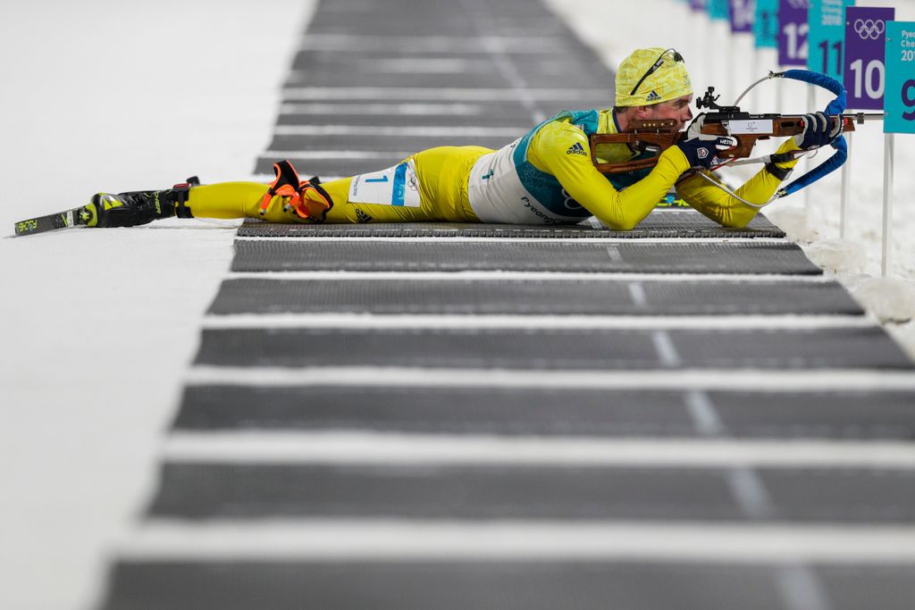 A svéd Fredrik Lindström célra tart a férfi sílövők 20 kilométeres egyéni versenyében 