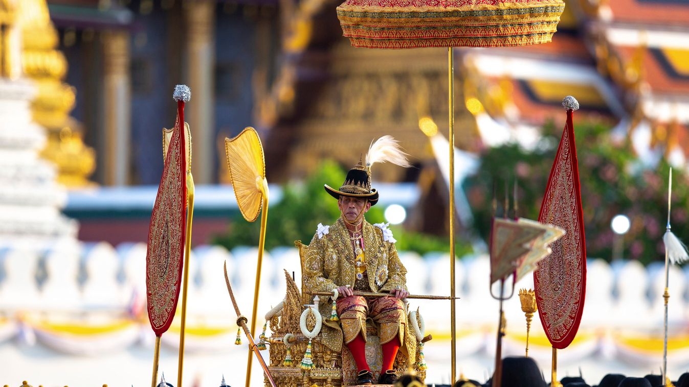 X. RÁMA Bangkok, 2019. május 5.
Az előző nap megkoronázott Maha Vadzsiralongkorn, azaz X. Ráma thaiföldi királyt gyaloghintón viszik körbe Bangkok utcáin, hogy az alattvalók köszönthessék őt a háromnapos koronázási ünnepség másodnapján, 2019. május 5-én. 