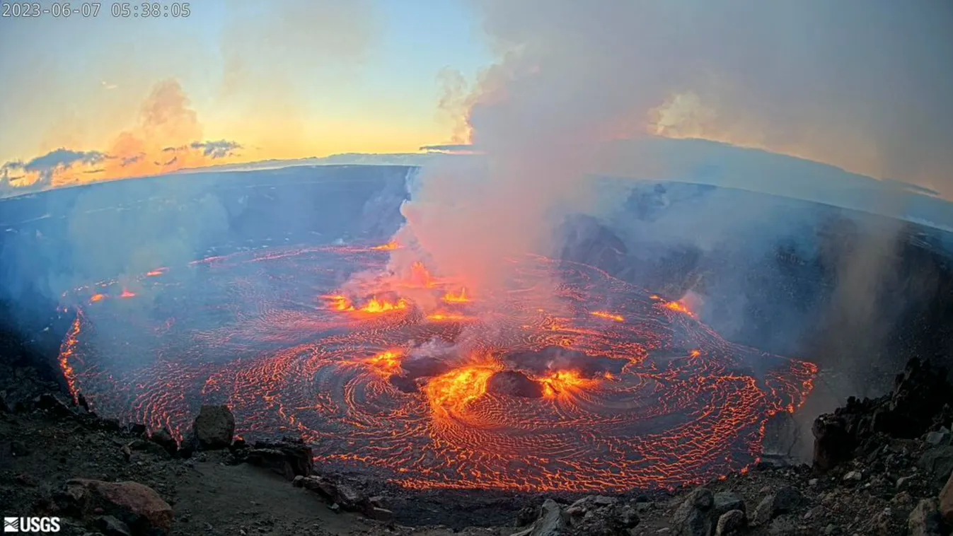 Nagy-sziget, 2023. június 7.
Az amerikai földtani intézet (USGS) által közreadott képen a Kilauea tűzhányó kitörése  a hawaii Nagy-szigeten 2023. június 7-én. A Kilauea Hawaii második legnagyobb és a világ egyik legaktívabb vulkánja.
MTI/AP/Amerikai földt