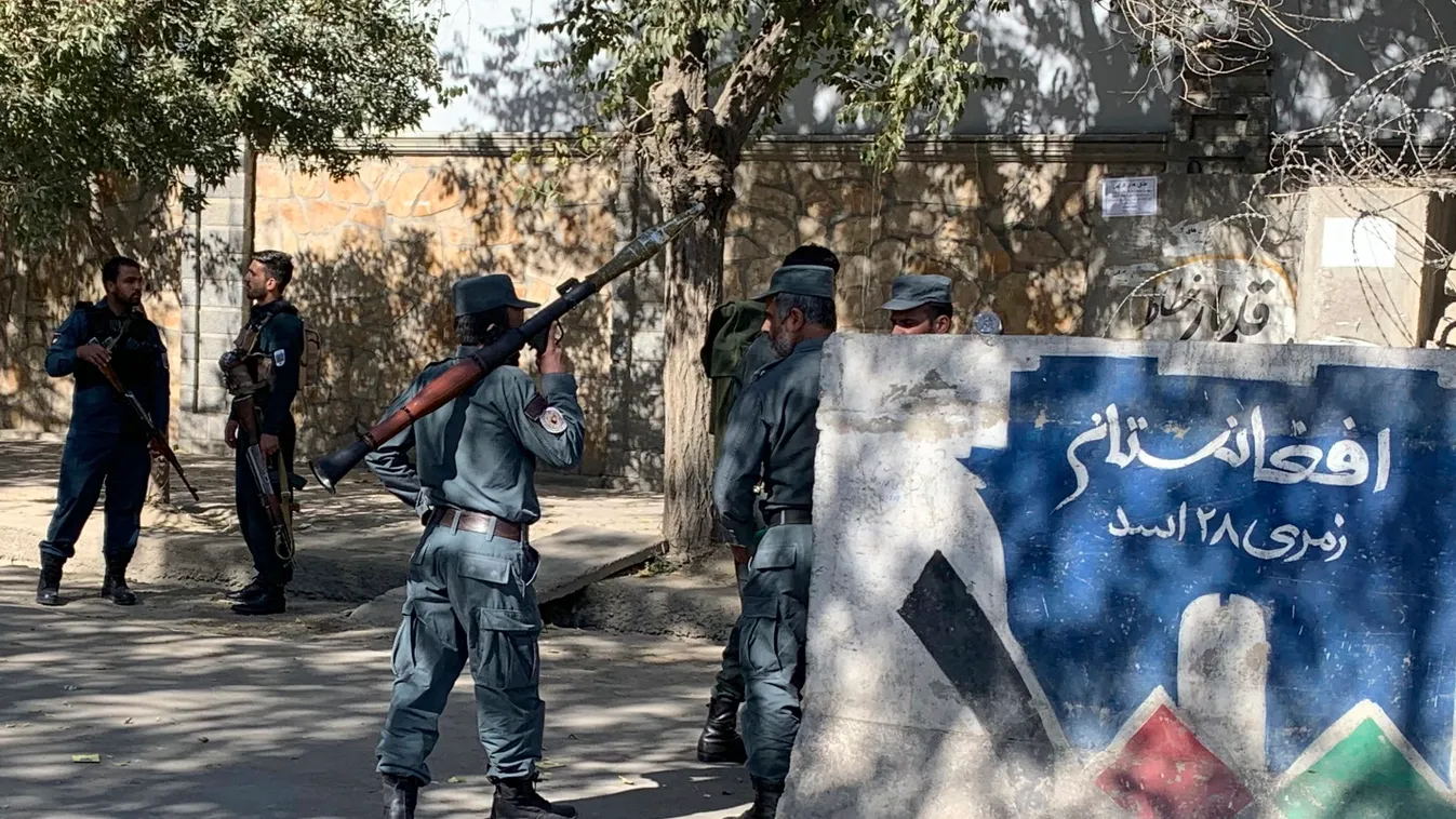 Kabul, 2020. november 2.
Afgán rendőrök a kabuli egyetem területén 2020. november 2-án, miután az intézménybe fegyveresek hatoltak be. A támadásban legkevesebb hat ember megsebesült. A biztonsági erők körbevették az intézményt, lezárták az oda vezető utak