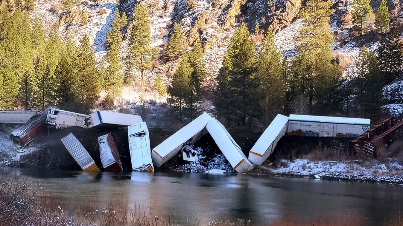 St. Regis, 2023. április 03.
Daffney Clairmont által közreadott kép egy tehervonatról, amelynek mintegy két tucat kocsija kisiklott egy alagútnál a Clark Fork folyó partján, a Montana állambeli St. Regis város közelében 2023. április 2-án. A vonatot üzeme