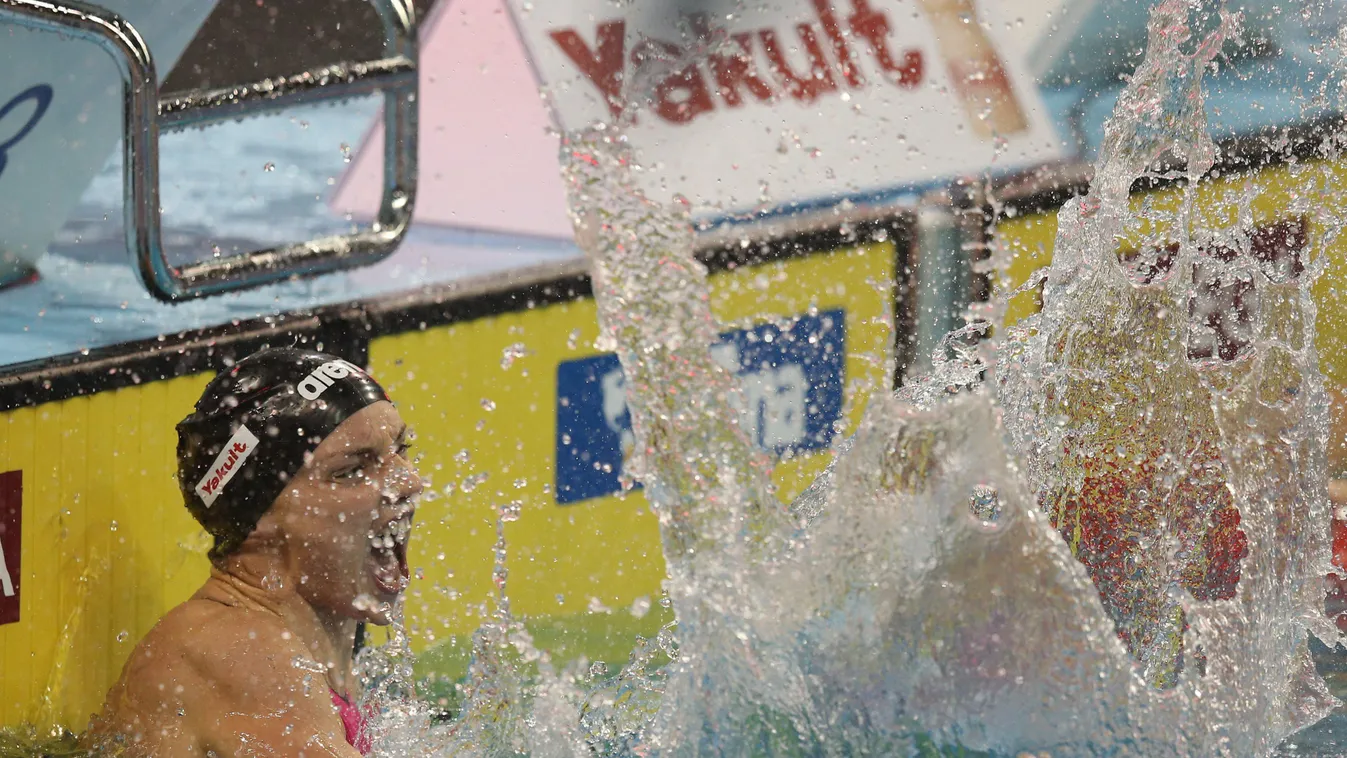 Hosszú Katinka Doha, 2014. december 4.
Hosszú Katinka, miután megnyerte a rövidpályás úszó-világbajnokság dohai viadala 100 méteres női hátúszásának döntőjét 2014. december 4-én. (MTI/EPA/Ali Hajder) 