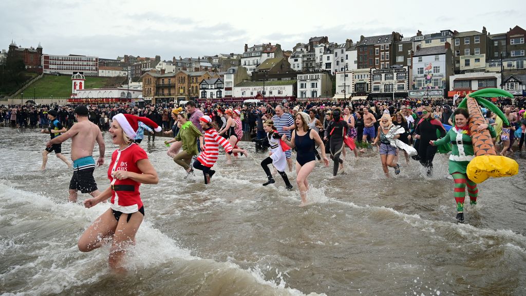 angliai újévi szinesruhában tengerben fürdőzés tradition Horizontal 