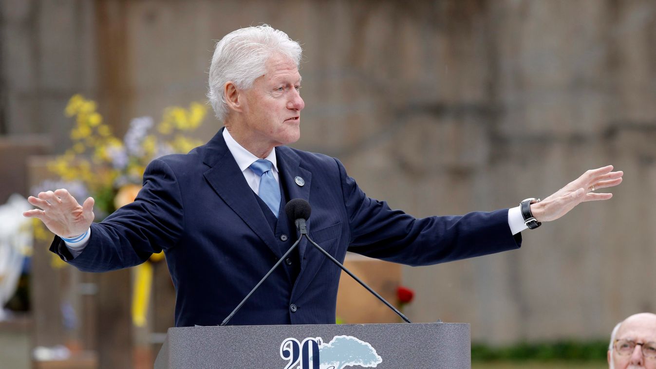 CLINTON, Bill Oklahoma City, 2015. április 19.
Bill Clinton volt amerikai elnök beszél az oklahomai merénylet 20. évfordulója alkalmából rendezett megemlékezésen az Oklahoma City-i nemzeti emlékparkban 2015. április 19-én. Az amerikai szövetségi kormány é