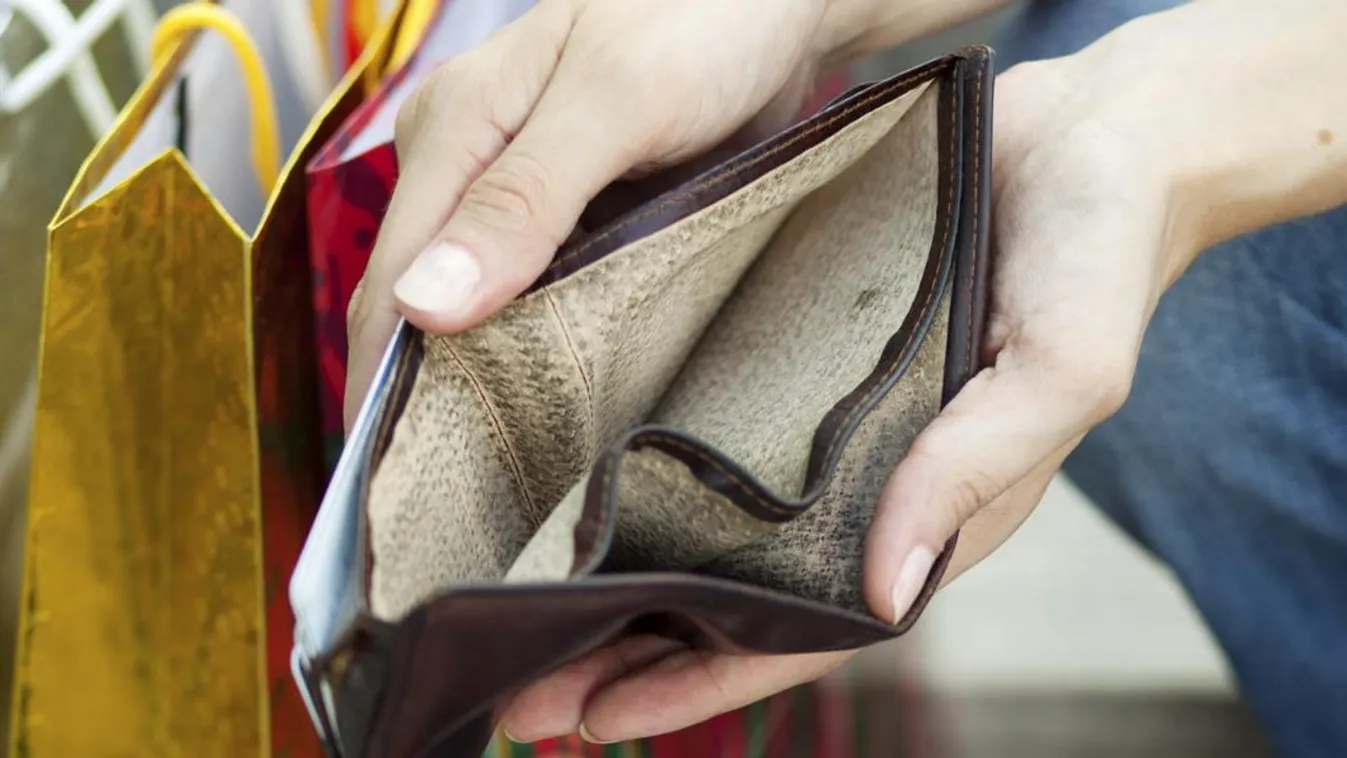 Hitel, költekezés, eladósodás - Így előzd meg a karácsonyi vásárlási lázt család ajándék üres pénztárca 