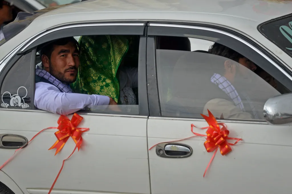 people Horizontal Tömeges esküvő Kabulban 
