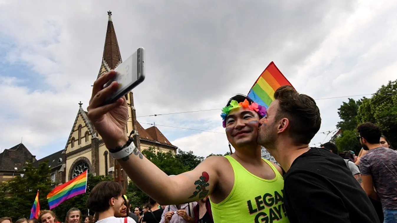 ÁLTALÁNOS KULCSSZÓ felvonulás fényképez HÉTKÖZNAPI KAPCSOLATOKHOZ  KÖTŐDŐ puszi selfie szelfi 