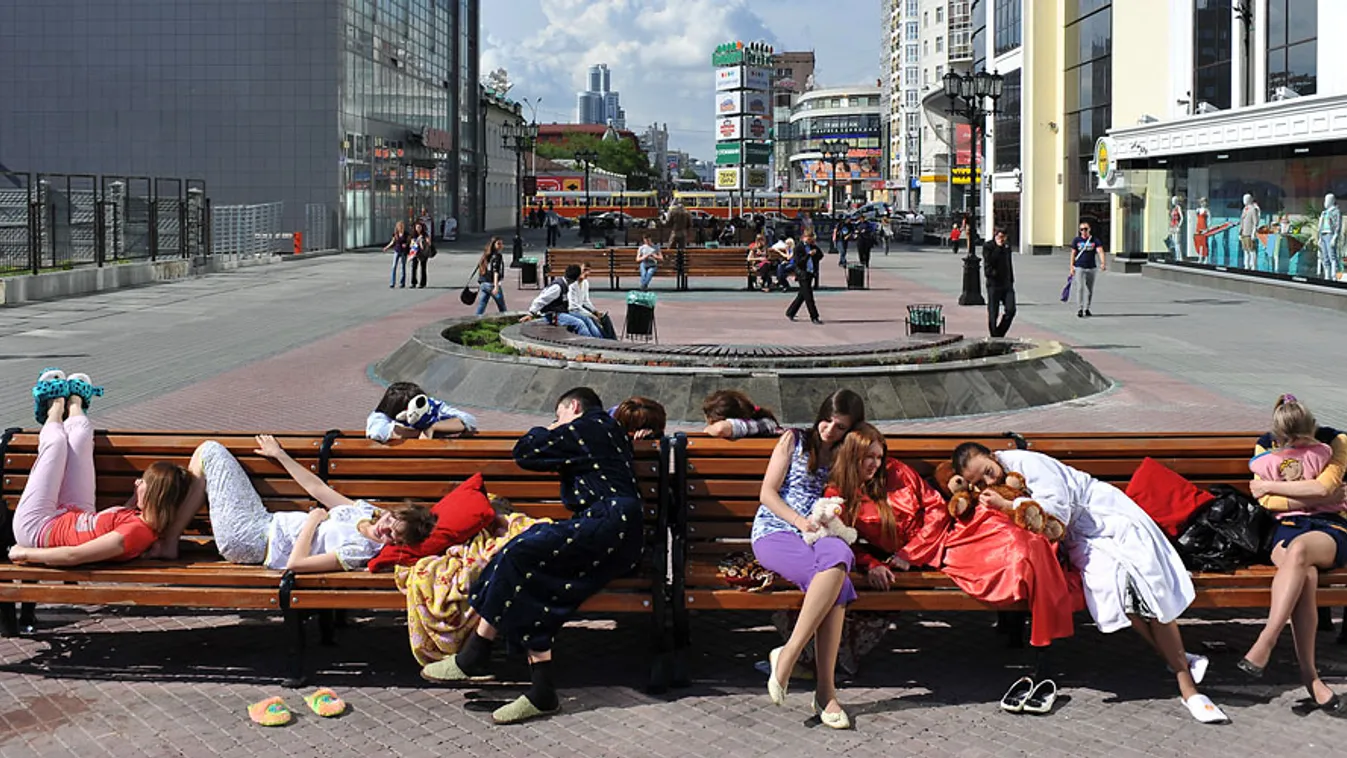 mitől függ mit álmodunk, álom, álmok, A napi 8 óra alvás fontosságára hívják fel a figyelmet egy flashmobon Jekatyerinburgban, Oroszországban 