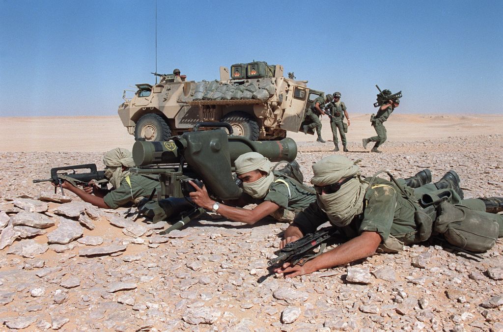 EBF98 Horizontal ARMED FORCES LEGIONNAIRE SOLDIER MISSILE WAR AND CONFLICT GULF WAR DESERT TRAINING 