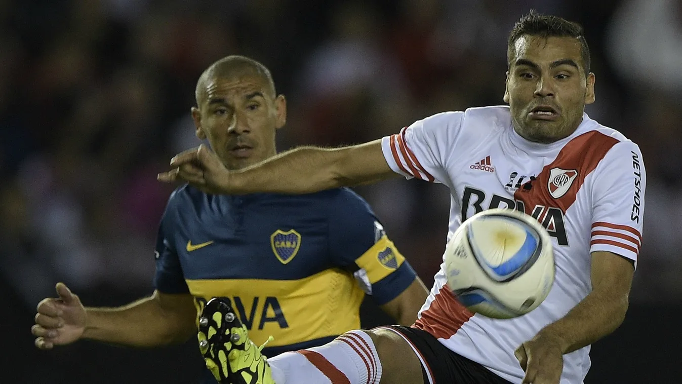 River Plate's defender Gabriel Mercado (R) vies for the ball with Boca Juniors' defender Daniel Diaz 