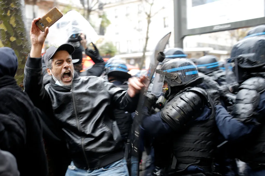 nemzetbiztonsági törvény tervezett módosítása ellen tüntetők Párizsban 