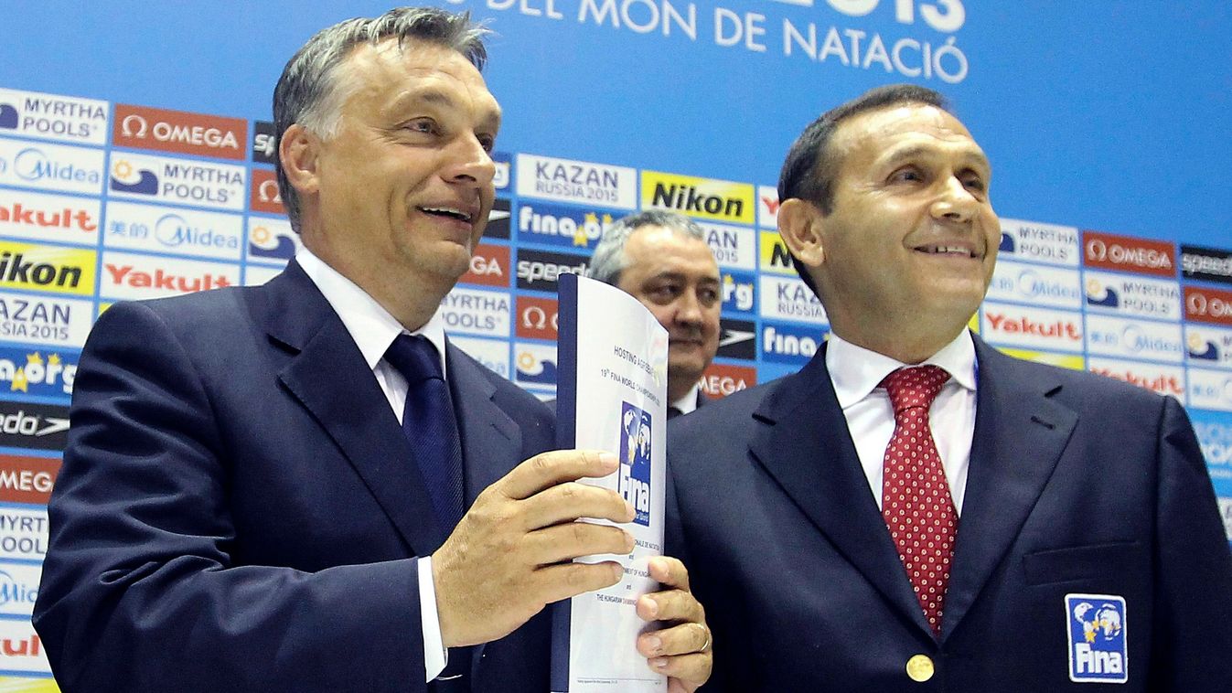 Orbán Viktor; Gyárfás Tamás ARCKIFEJEZÉS elnök FOTÓ ÁLTALÁNOS Közéleti személyiség foglalkozása miniszterelnök mosolyog MOZOG mutat örül politikus sajtótájékoztató SZEMÉLY szerződés Barcelona, 2013. július 19.
Orbán Viktor miniszterelnök (b) és Gyárfás Ta