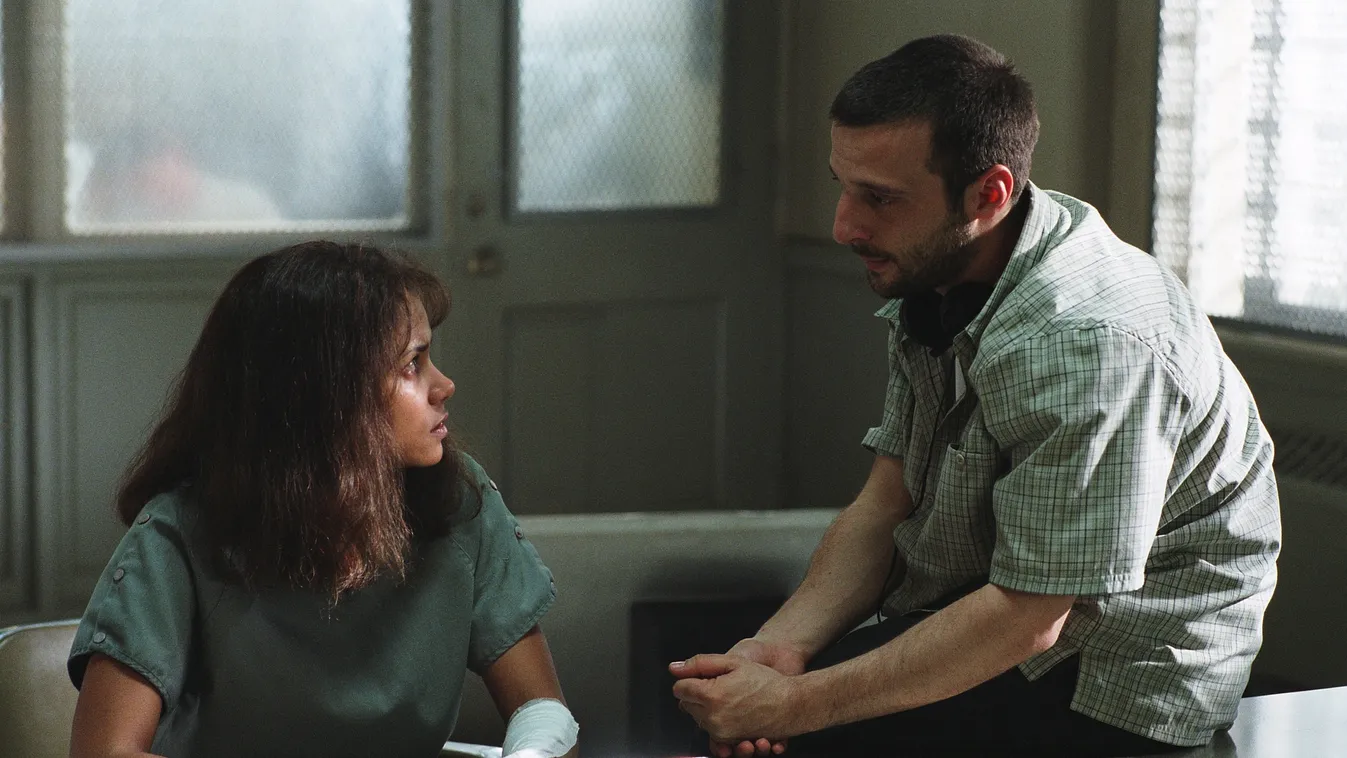 HALLE BERRY and director MATHIEU KASSOVITZ on the set of Warner Bros. Pictures and Columbia Pictures’ supernatural thriller "Gothika," distributed by Warner Bros. Pictures.
PHOTOGRAPHS TO BE USED SOLELY FOR ADVERTISING, PROMOTION, PUBLICITY OR REVIEWS OF 