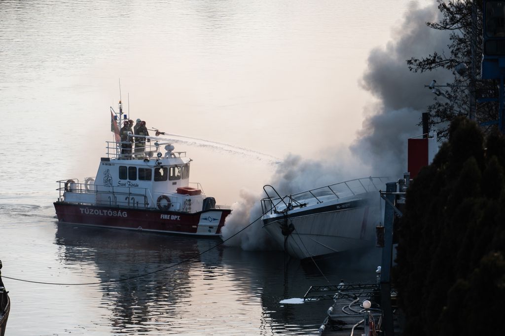 kigyulladt hajó az Óbudai-sziget déli csücskénél, tűz, tűzoltó, 2023.02.14. 