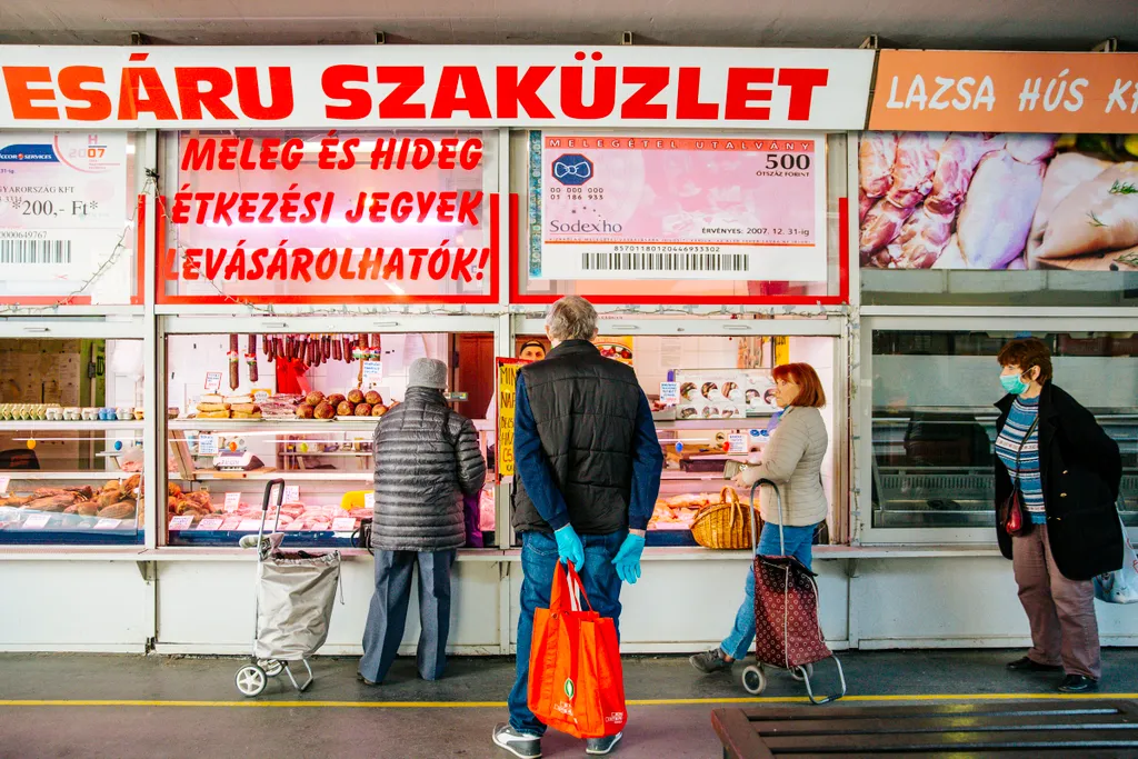 koronavírus illusztráció Korona vírus illusztráció a Fény utcai piacon bevásárlás élelmiszer piac nyugdíjas öreg idős távolság 