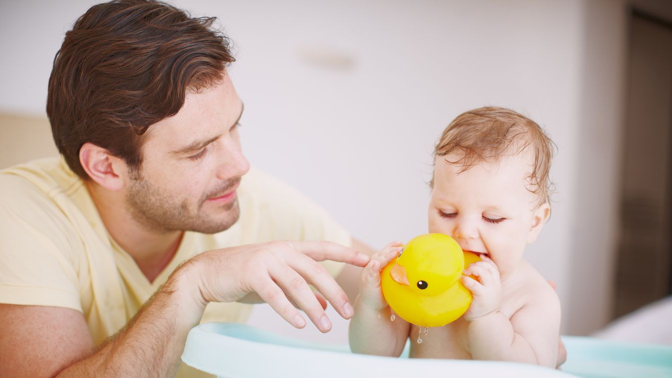 Bathtime with Dad and Mr Duck Male Beauty Body Care Baby Girls Females Young Men Men Males Two People Perfection Domestic Life Baby Bathtub 6-12 Months Cute Rubber Duck 30-39 Years Young Adult Adult Child Baby Smiling Watching Looking Playing Playful Wash