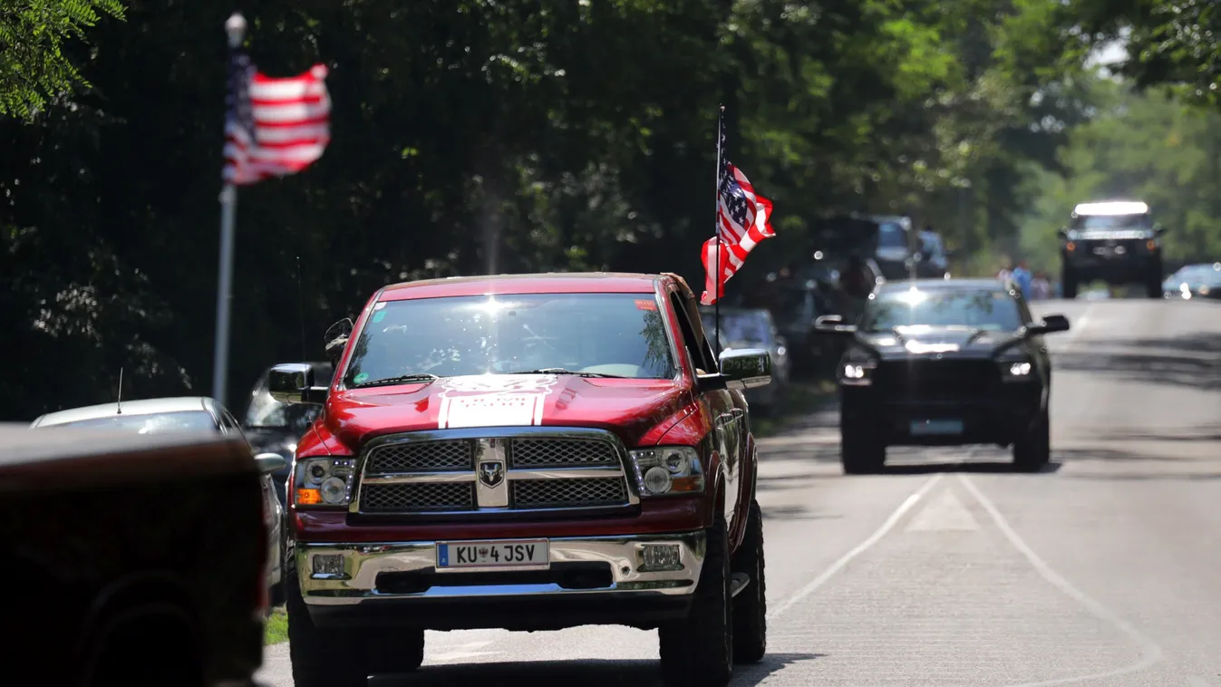 Amerikai autók felvonulása és fesztiválja a Monostori erődben, Komáromban 2019 augusztus 10-én Amerikai autók felvonulása és fesztiválja a Monostori erődben, Komáromban 2019 augusztus 10-én 