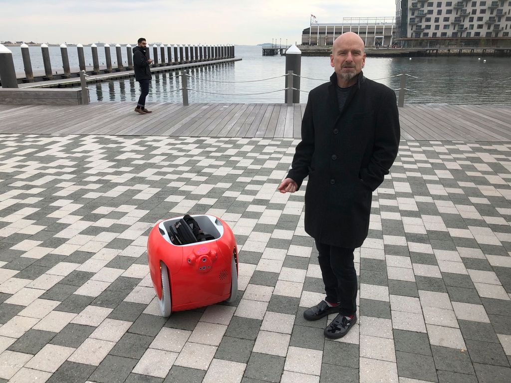 Boston, 2019. november 25.
A Gita teherszállító robotot mutatja be Jeffrey Schnapp, a Piaggio Fast Forward vállalat társalapítója Bostonban 2019. november 11-én. A vásárláskor belépakolt cikkekel megrakott kétkerekű gép beépített érzékelők és kamerák segítségével képes követni tulajdonosát.
MTI/AP/Matt O'Brien 
