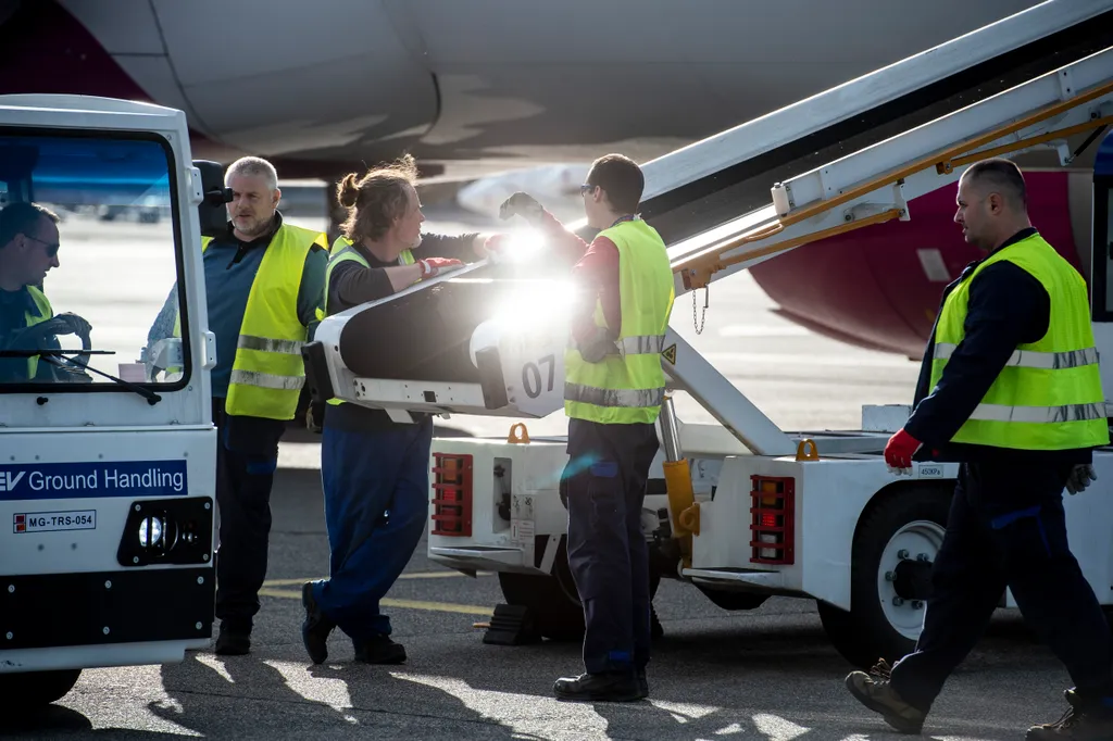 koronavírus, maszk, Liszt Ferenc Repülőtér, Kína, WizzAir, repülő, repülőgép 