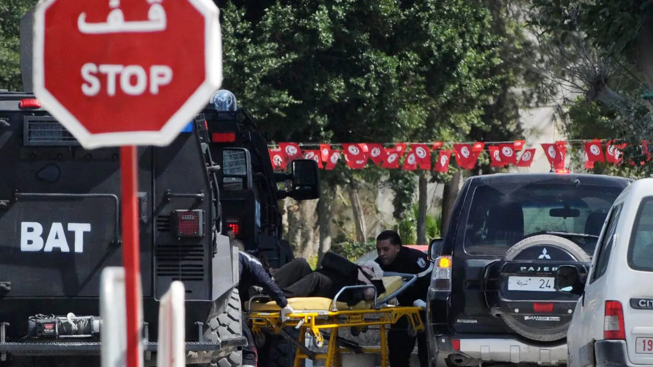 Tunisz, 2015. március 18.
Hordágyon viszik az egyik sebesültet a Bardo múzeum szomszédságában Tuniszban 2015. március 18-án, miután a parlament közelében lévő épületben terroristák túszokat ejtettek. A látogatók többségét sikerült kimenekíteni a múzeumból