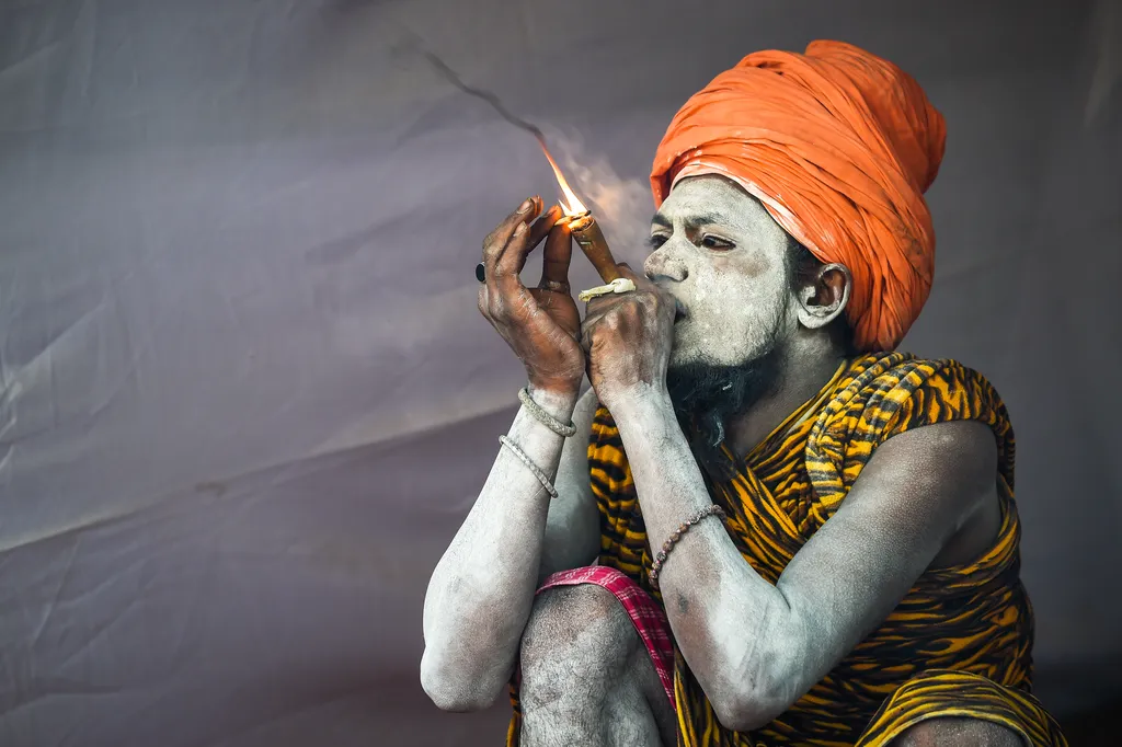 TOPSHOTS Horizontal SMOKING SADHU TENT RELIGION PILGRIMAGE HINDUISM RELIGIOUS FESTIVAL RELIGIOUS TRADITION 