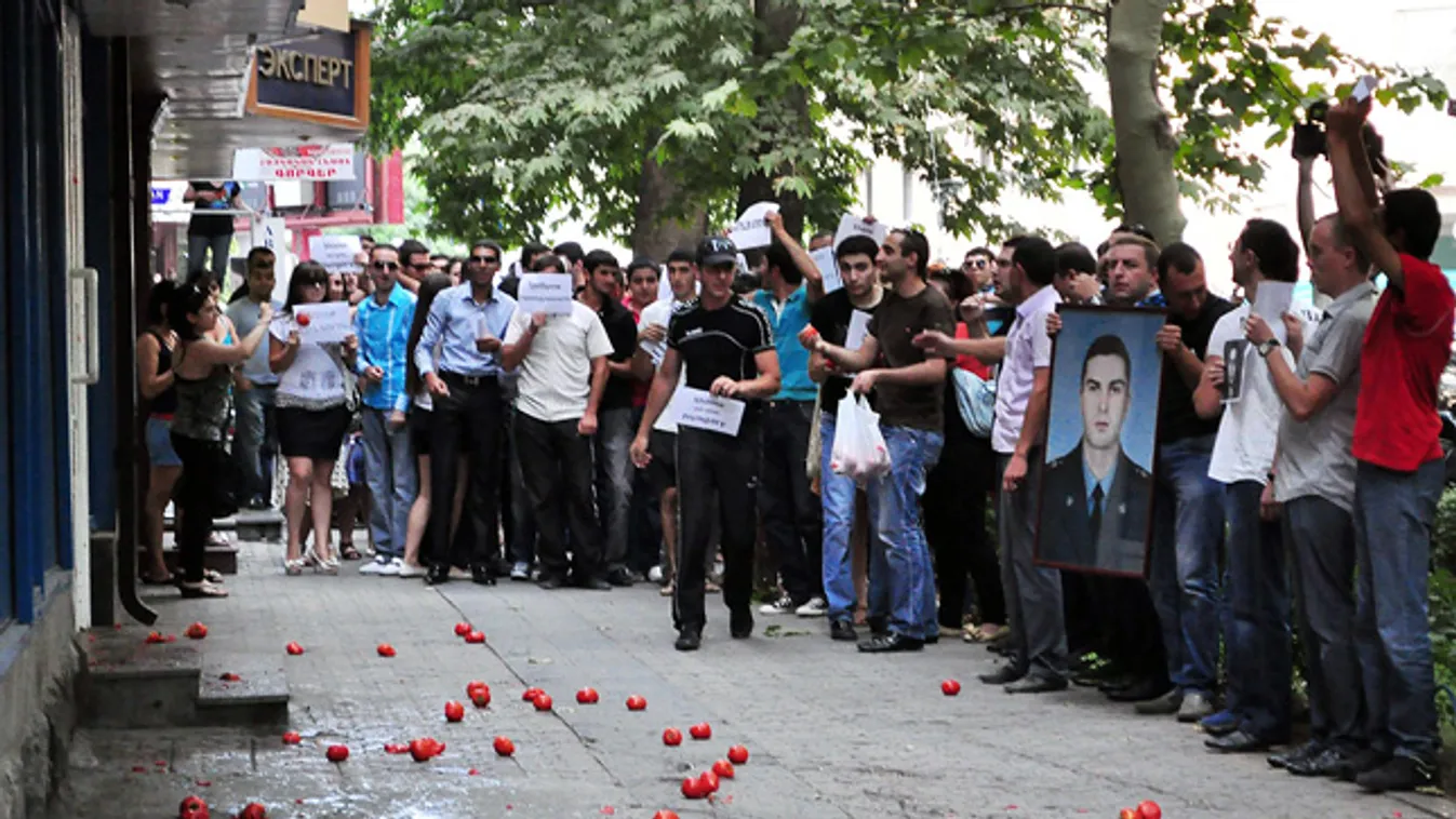 Tüntetők állnak a jereváni magyar konzulátus paradicsomokkal megdobált épülete előtt tiltakozásul az örmény katonatársát meggyilkoló, azeri Ramil Safarov kiadatása miatt