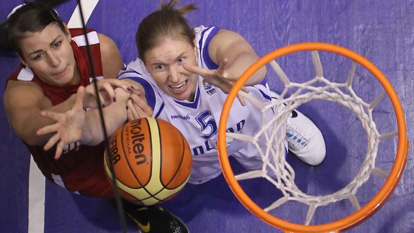 Tuukkanen, Taru; Krivacsevics Tijana; akció EGYÉB TÁRGY felülnézet FOTÓ FOTÓTÉMA Közéleti személyiség foglalkozása labda NÉZET sportoló SZEMÉLY TÁRGY Sopron, 2011. június 4.
Krivacsevics Tijana (b) és Taru Tuukkanen küzdelme a palánk alatt a Magyarország-