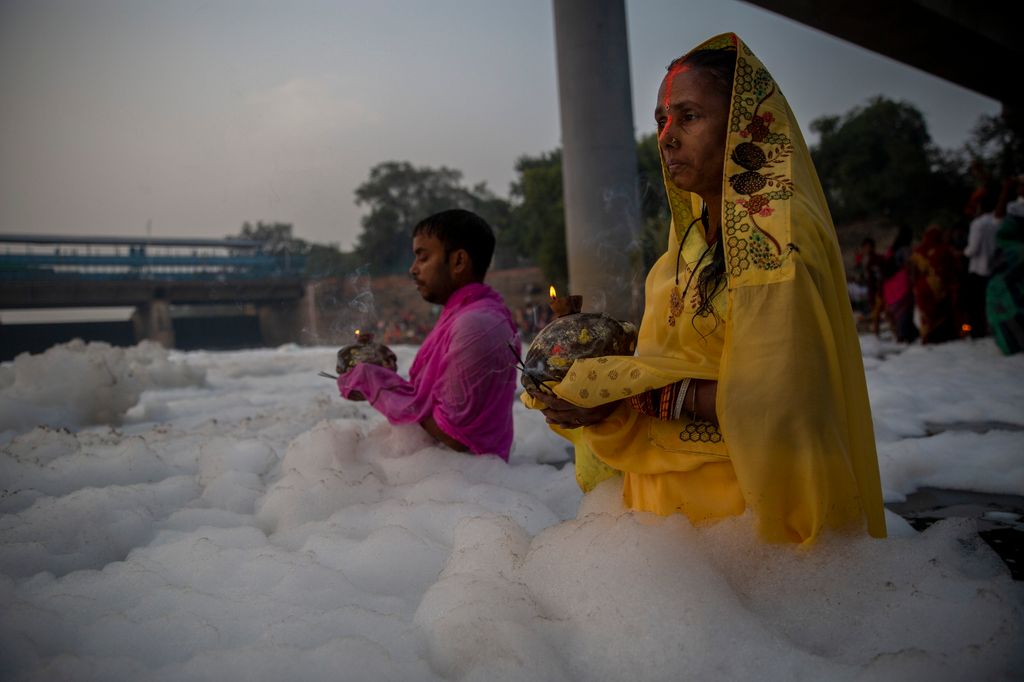 Mérgező vegyszerrel szennyezett folyóban tartottak szertartást Indiában 