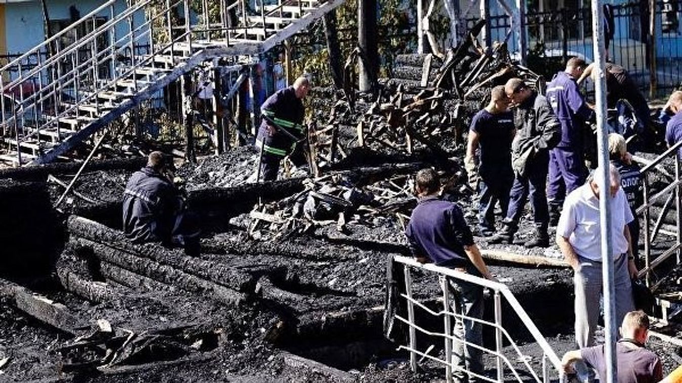 Bekapcsolva felejtett forraló okozta az odesszai gyerektábor-tüzet

A tűzbiztonsági szakértők zárójelentése szerint egy felügyelet nélkül hagyott vízforraló okozta a három halálos áldozatot követelő tűzvészt a szeptember 16-i odesszai gyermektáborban. 