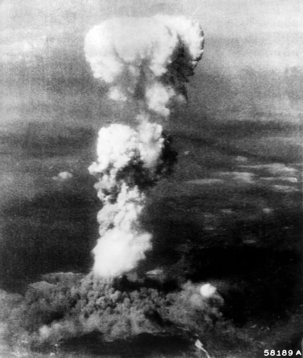 HIROSHIMA ELEONORE 58189A carré Vertical BOMBE ATOMIQUE EXPLOSION CHAMPIGNON ATOMIQUE SECONDE GUERRE MONDIALE HAUTEUR 
