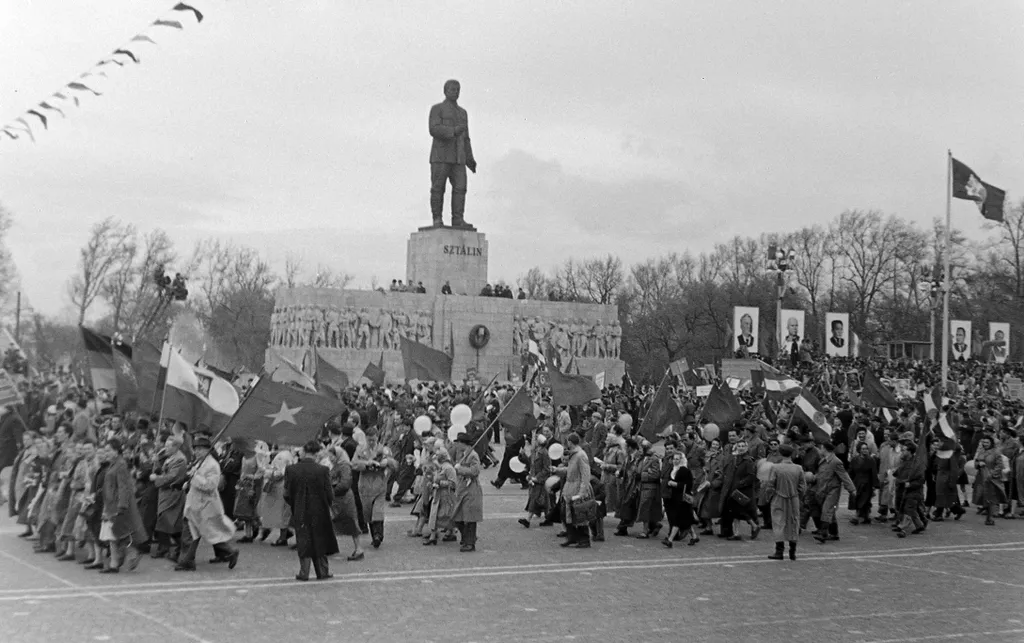 a mai Ötvenhatosok tere, május 1-i felvonulás Mikus Sándor szobrászművész alkotása, a Sztálin szobor előtt.
1952 