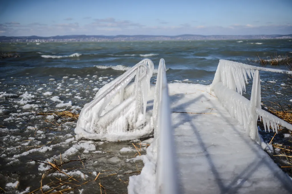 befagyott balaton, jeges balaton, időjárás, jég, tél 