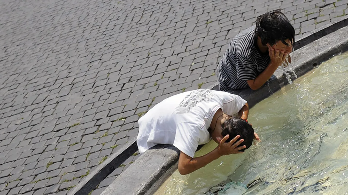 mediterrán hőség, fiatalok egy római szökőkútnál