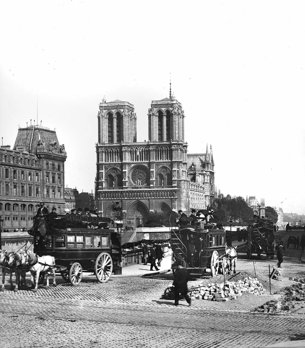 Notre-Dame rekonstrukció, felújítás 
 tűz ég Notre-Dame cathedral and the Seine NOTRE-DAME CATHEDRAL SEINE BANK RIVER SEINE SQUARE DOUBLE-DECKER OMNIBUS HORSE 
