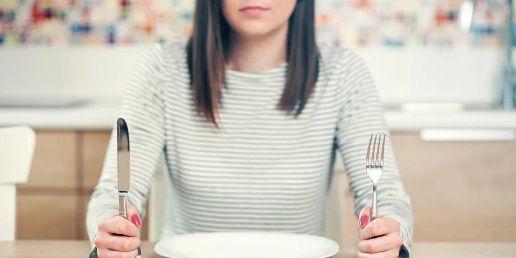 éhség kés villa étkezés üres tányér
5 dolog, amit ne csinálj, ha éhes vagy 