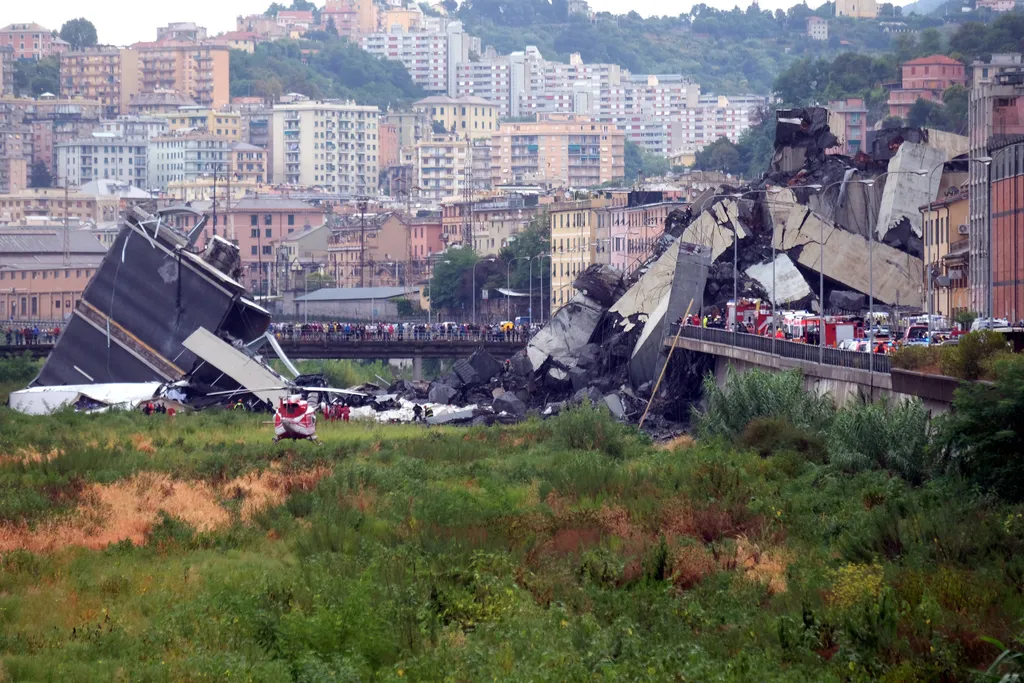 Leszakadt autópályahíd , Genova, Olaszország 