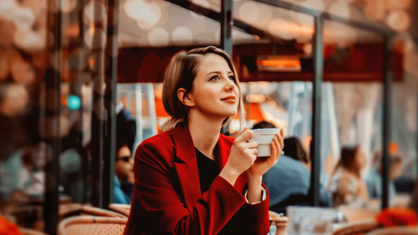 kávézó fiatal nő mosoly 