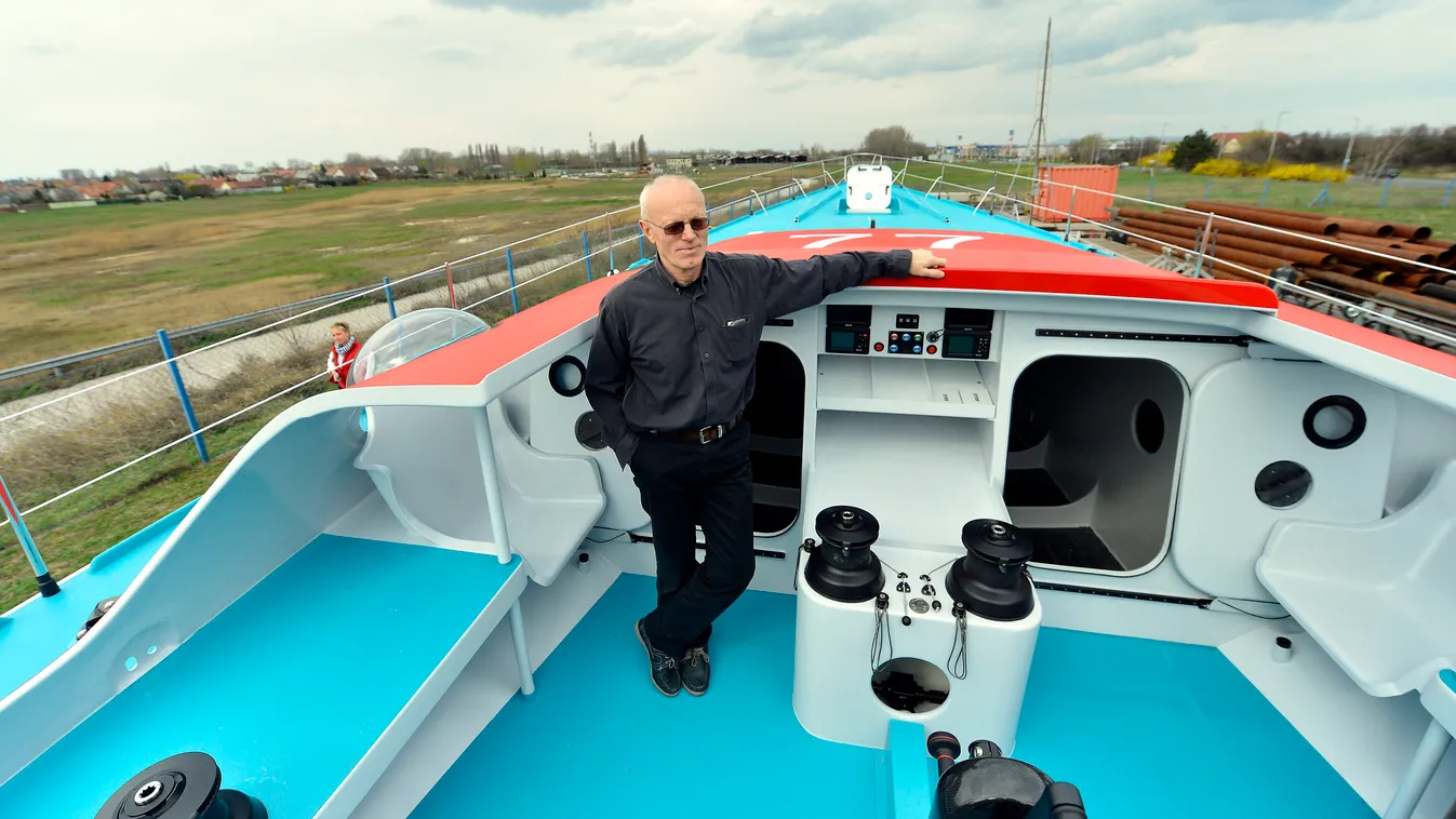 Székesfehérvár, 2014. március 23.
Fa Nándor vitorlázó Spirit of Hungary nevű, 18 méteres karbonvitorlásának fedélzetén, Székesfehérváron 2014. március 23-án. Fa Nándor a hajóosztály világbajnoki sorozatában indul majd a vitorlással. A hároméves terv csúcs
