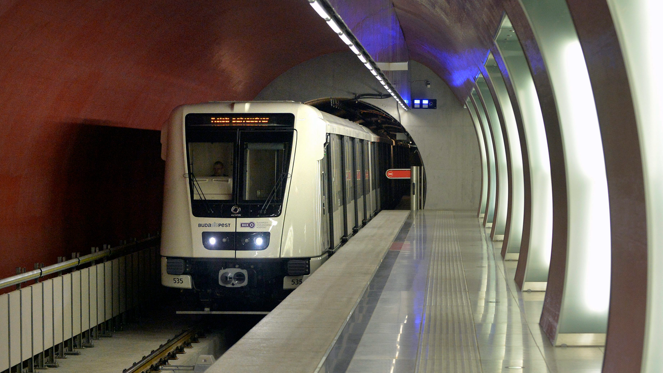4-es metró 4-es metró átadása KÖZLEKEDÉSI ESZKÖZ KÖZLEKEDÉSI LÉTESÍTMÉNY metró metróalagút metróállomás metrókocsi peron Budapest, 2014. március 28.
A Rákóczi téri állomásra érkezik egy Alstom szerelvény a Keleti pályaudvar felől az átadás előtt álló 4-es