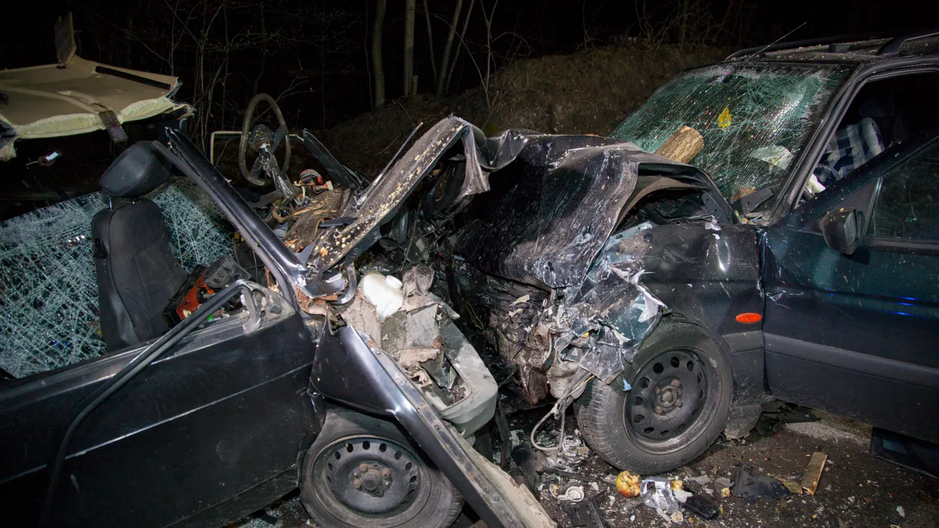 Keszthely, 2015. április 4.
Frontális ütközésben összetört személygépkocsik a Keszthely és Várvölgy közötti úton 2015. április 3-án. A balesetben az egyik sofőr meghalt. A másik autóban egy házaspár, valamint három gyermekük közül kettő megsérült.
MTI Fot
