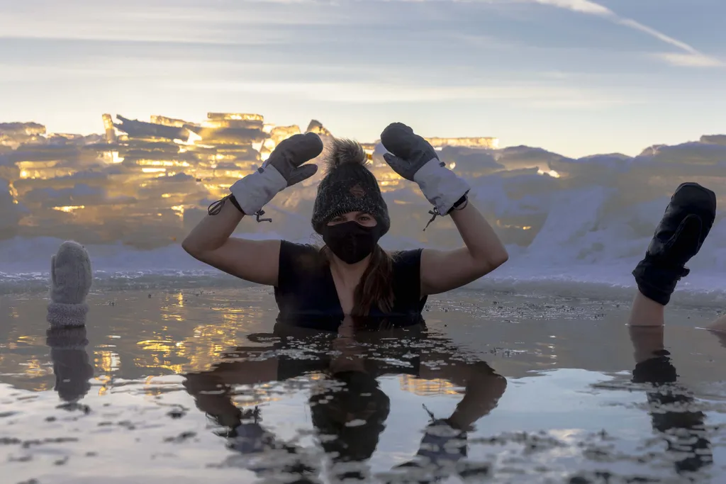 Amerika leghidegebb városában MINNESOTA, USA - JANUARY 26: Morgan Jensen, A member of the group "Submergents" dived in a "pool" carved out of ice at Lake Harriet in Minneapolis, Minnesota, on January 26, 2022. Today, the air temperatur 