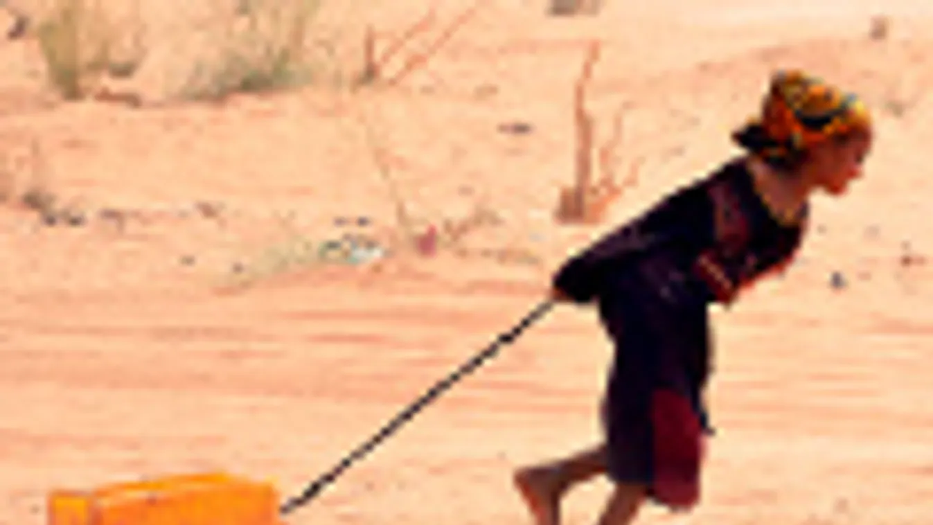 Klímaváltozás, száraság, egy kislány visz vizet a menekülttáborbeli otthonába Maliban