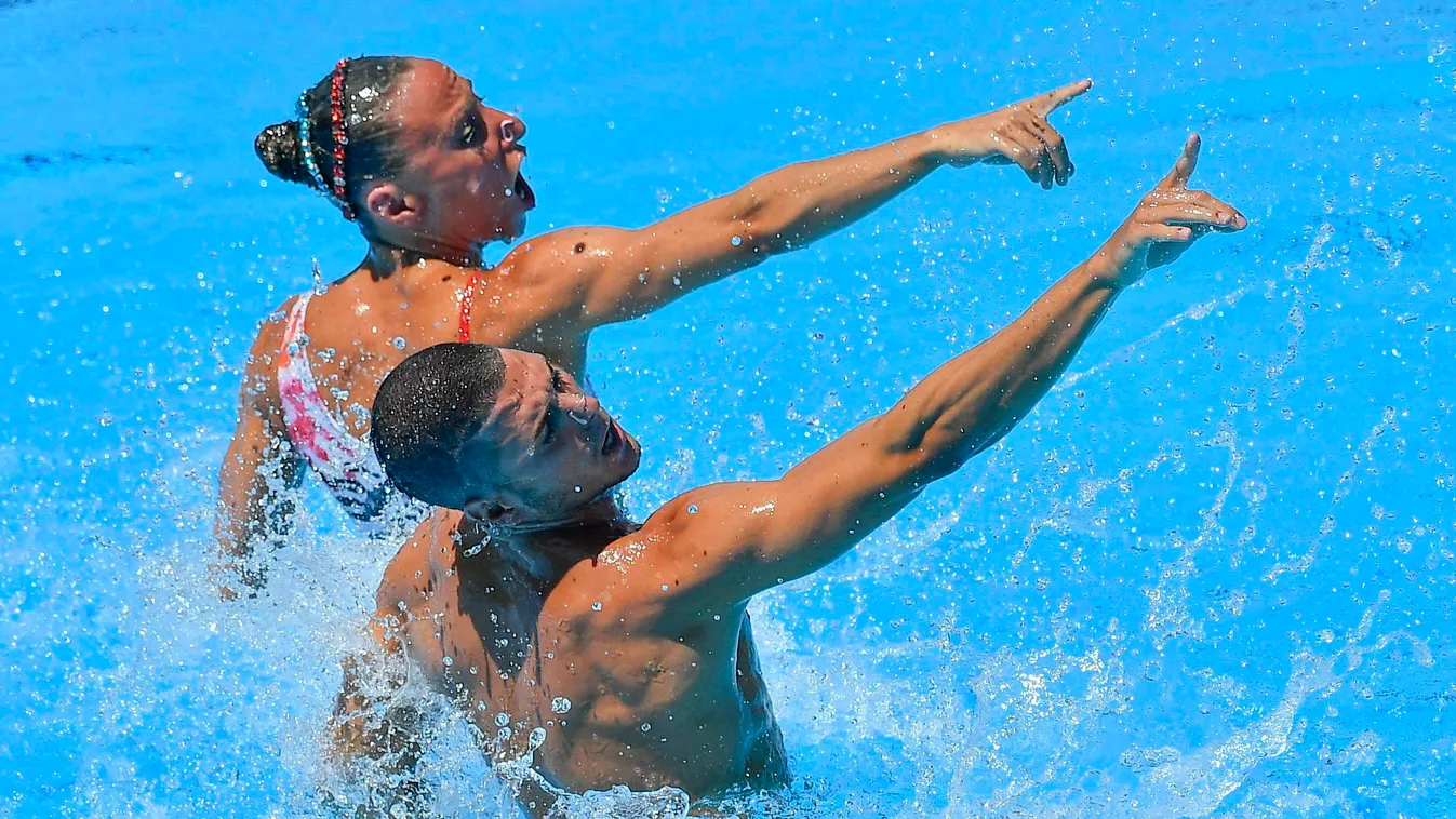 A későbbi győztes olasz Manila Flamini és Giorgio Minisini a 17. vizes világbajnokság szinkronúszásának vegyespáros technikai döntőjében a Városligetben 2017. július 17-én. 