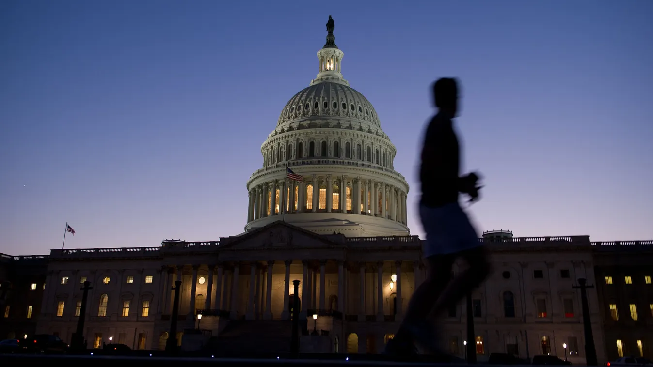 Leállt az amerikai kormány, futó a Kapitólium előtt