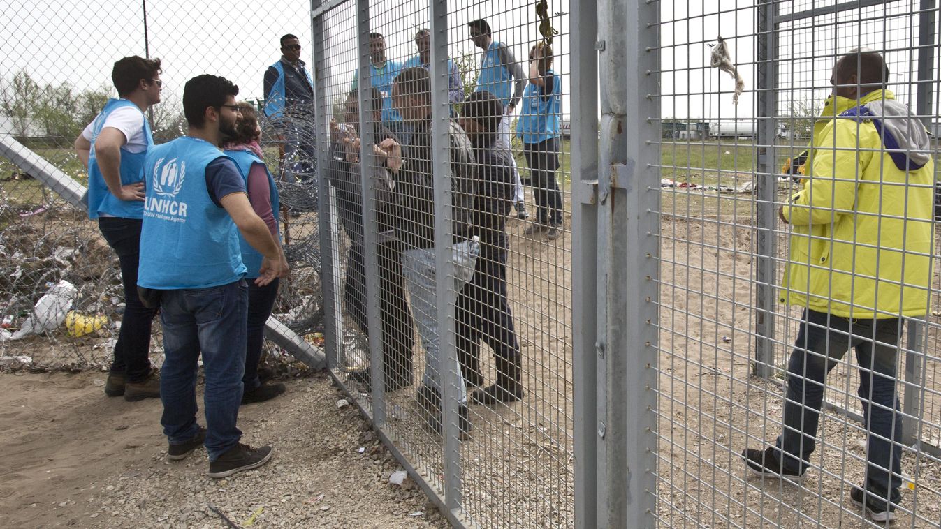 Szerb-Magyar határ Röszke térségében migránsok részére kialakított kapu, ahol badhatják menedékügyi kérelmüket 