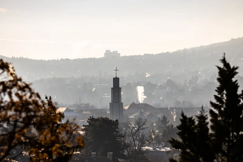 Fagyos ködszitálás és reggeli csúcs Újpesten köd, Budapest, időjárás, 2021.12.14. 