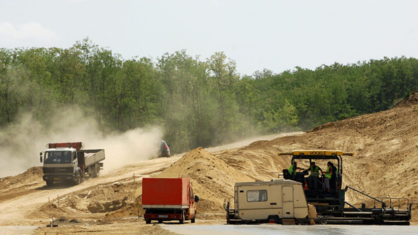 útépítés, állami beruházás, Közgép, A Colas-Eger Zrt. munkatársai munkagépekkel dolgoznak az M31-es autóút építkezésén 2009. május 19-én 