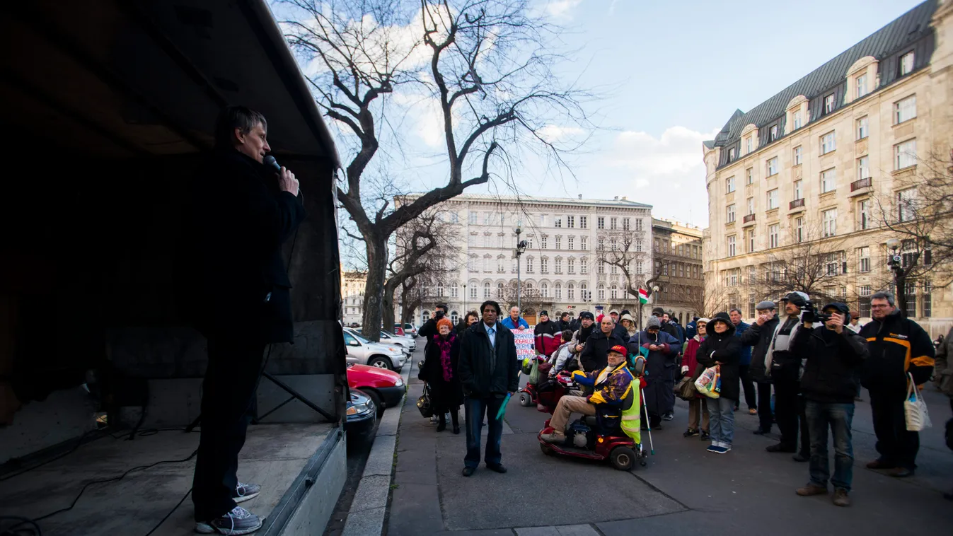 Büki Zoltán Budapest, 2015. április 3.
Büki Zoltán főszervező, a Demokratikus Magyarországért Civil Társaság vezetője beszél a Tüntetés és felvonulás a szabad véleménynyilvánításért és a gyülekezési jog biztosításáért, a sajtószabadságért elnevezésű demon