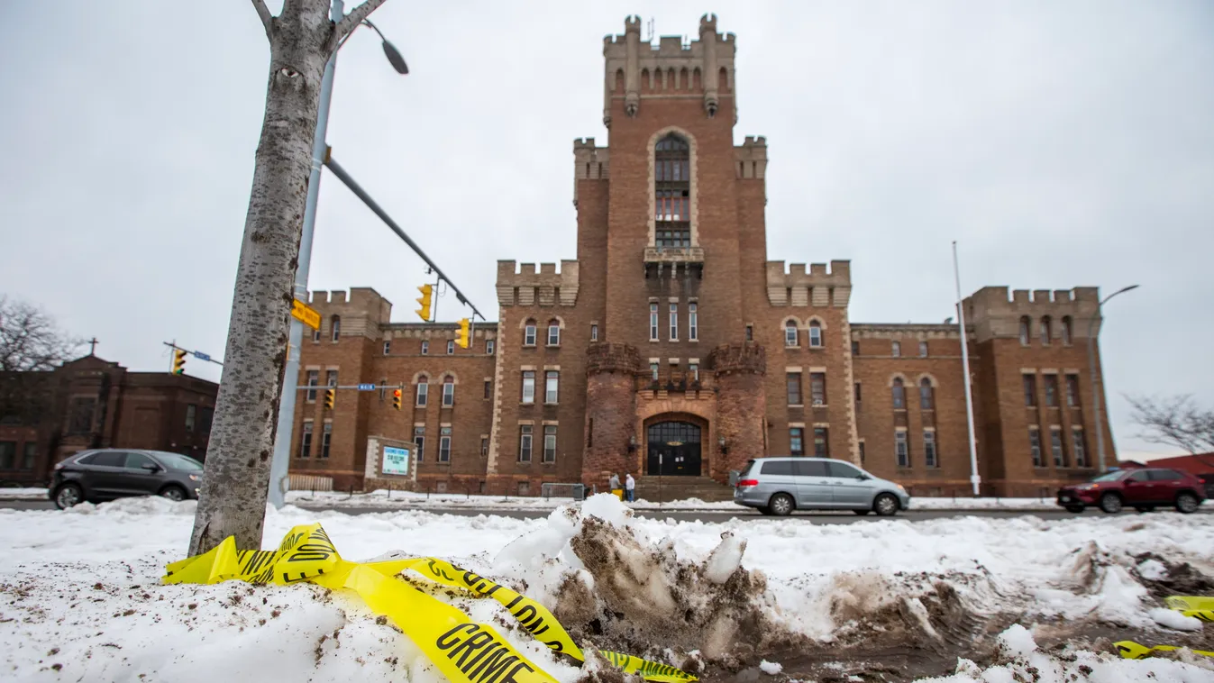 Rochester, 2023. március 6.
A helyszínt lezáró rendőrségi szalag az egykori fegyvergyárból kialakított Main Street Armory rendezvényközpont előtt a New York állambeli Rochesterben 2023. március 6-án. Az előző este fellépő GloRilla amerikai rapper koncertj